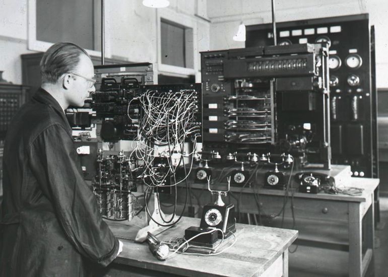 Heinz Zemanek in his laboratory at TU Wien (then TH Wien).