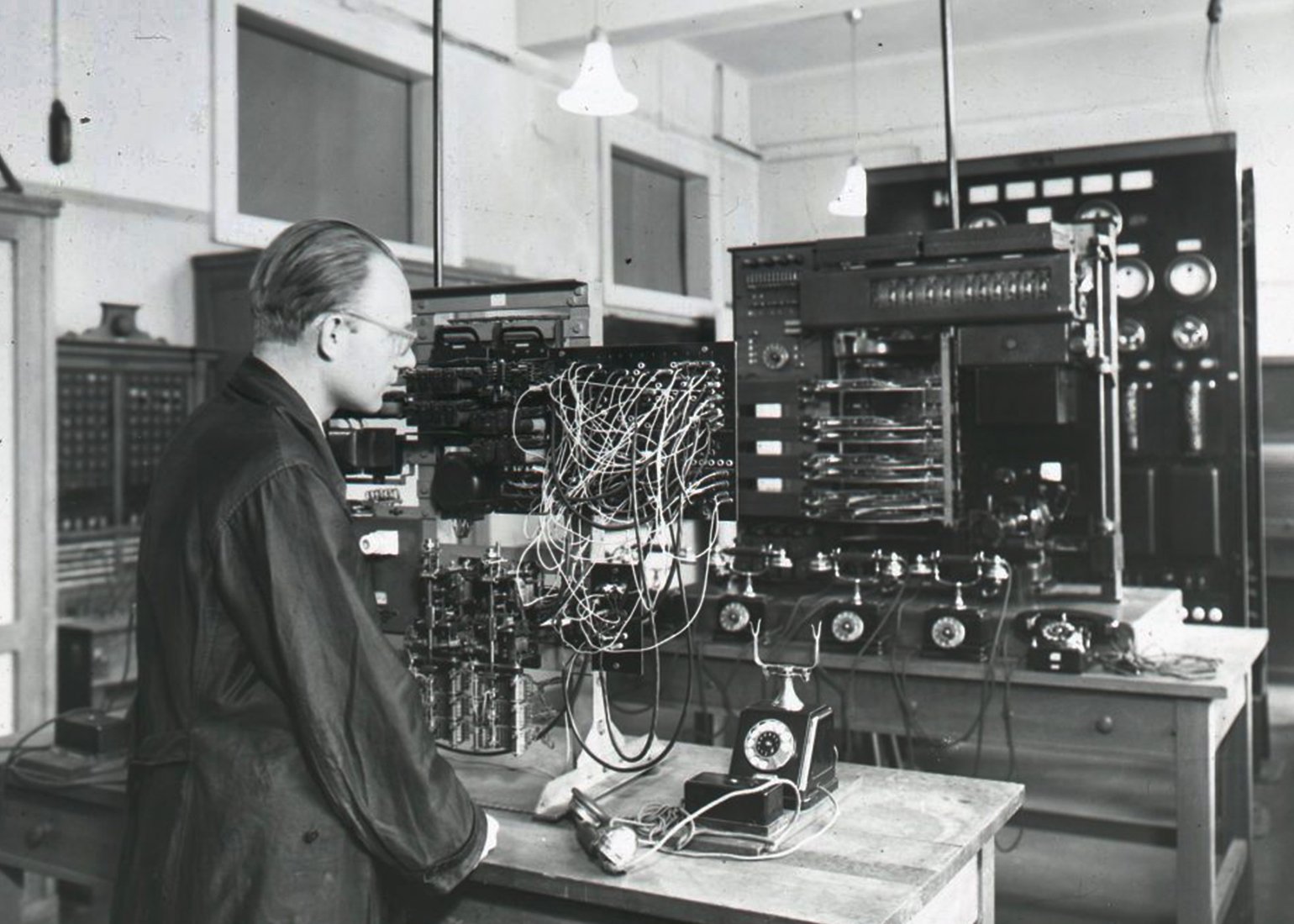 Heinz Zemanek in his laboratory at TU Wien (then TH Wien).