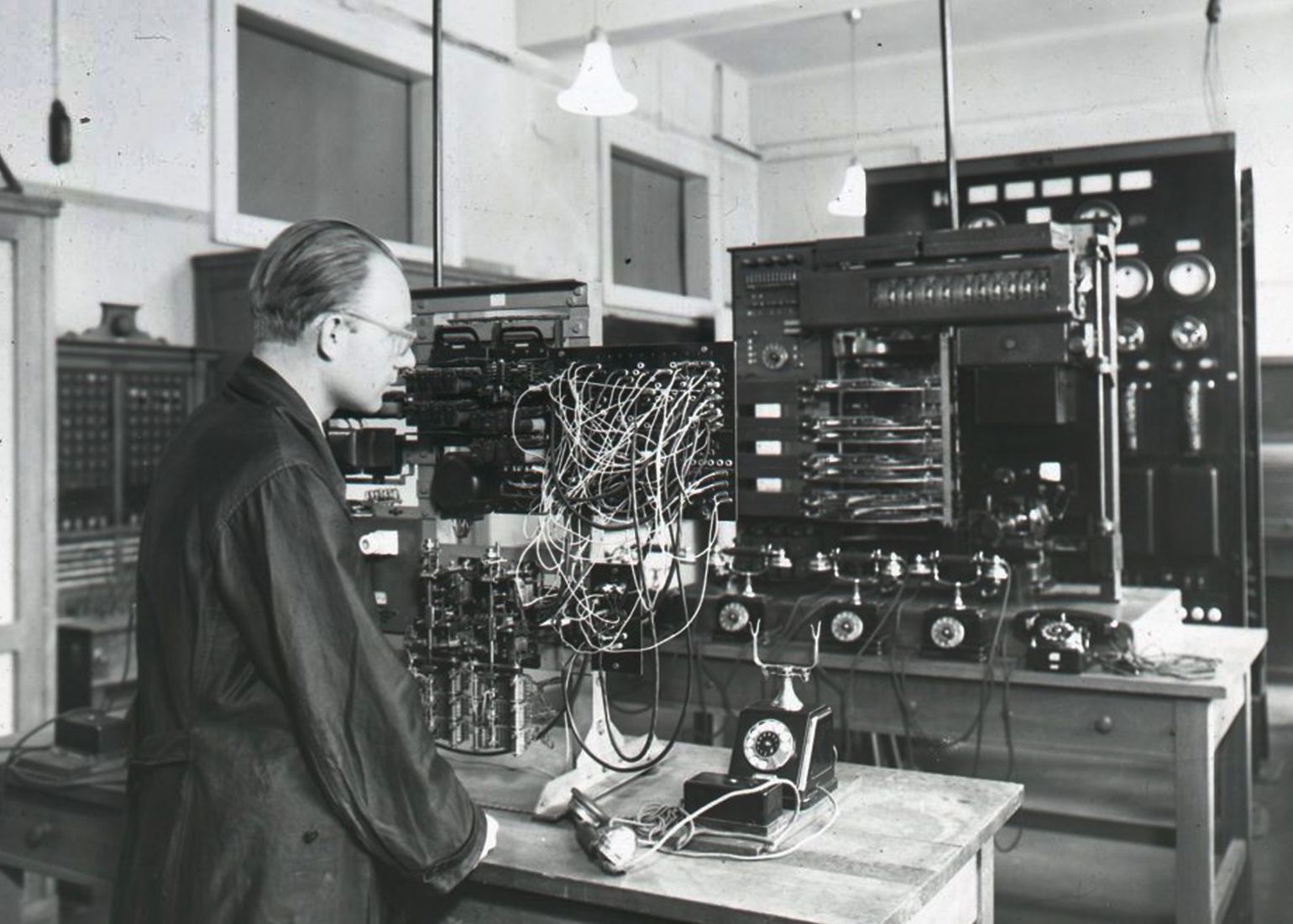 Heinz Zemanek in his laboratory at TU Wien (then TH Wien).