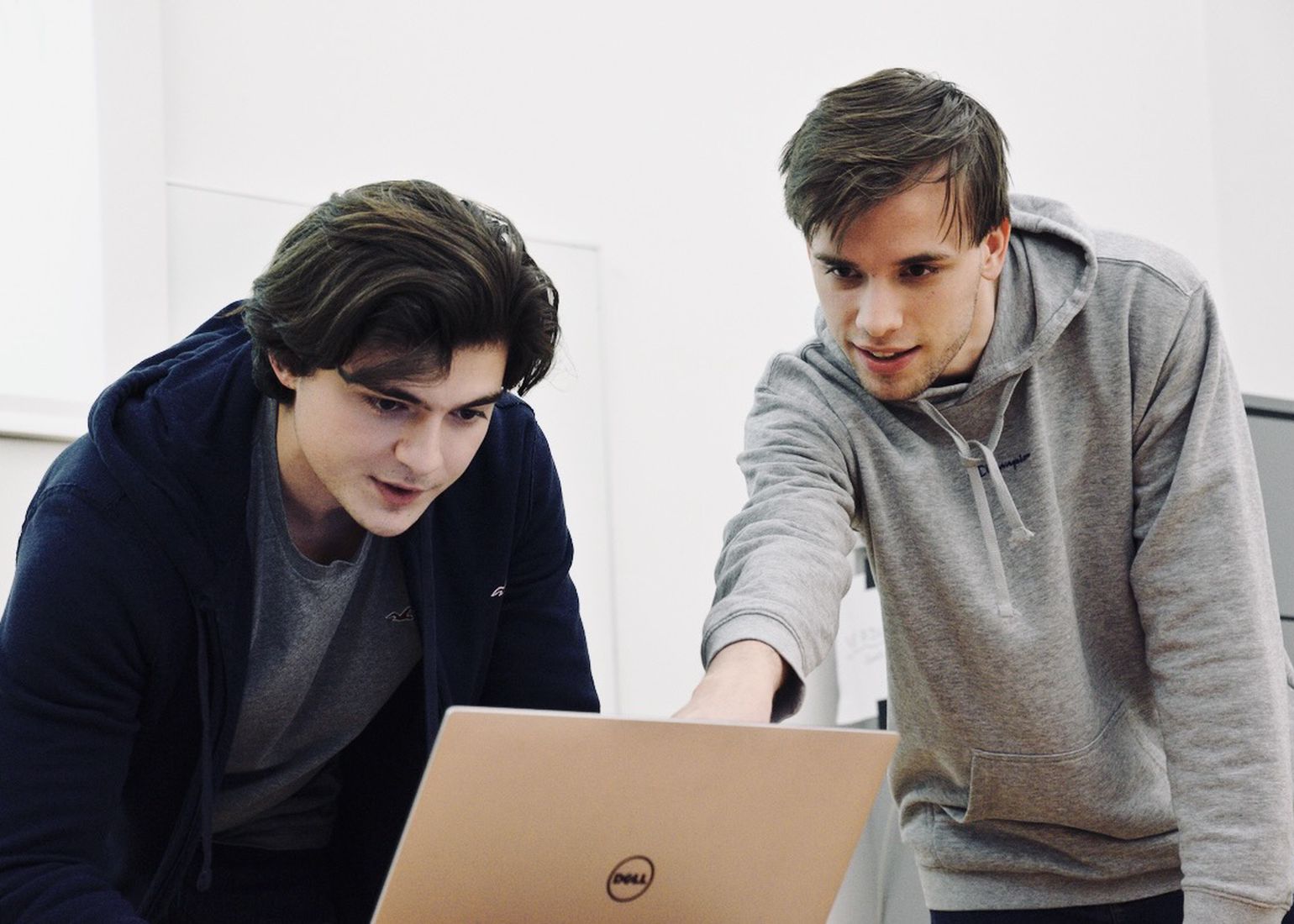 Rafael Vrecar (r) is a graduate of the Bachelor with Honors program and works as a tutor at TU Wien Informatics.