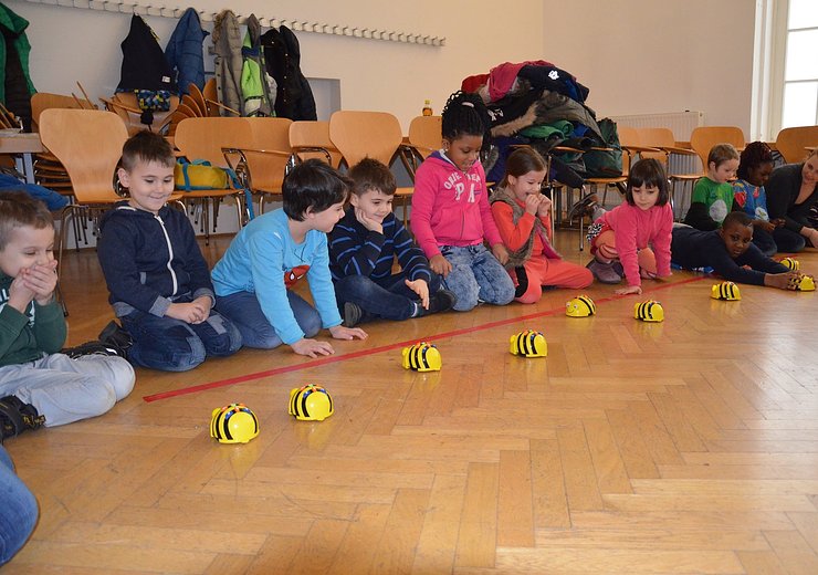 Kinder mit ihren Bienenrobotern — Picture: TU Wien Informatics
