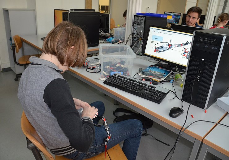 eine Schlange aus Lego wird gebaut — Picture: TU Wien Informatics