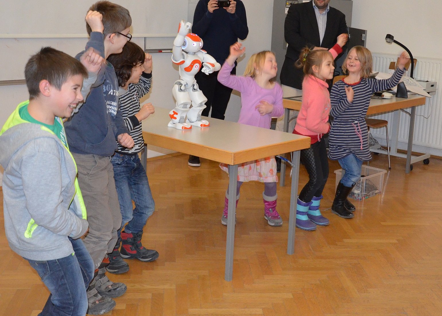 der humanoide Roboter Frank tanzt mit den Kindern
