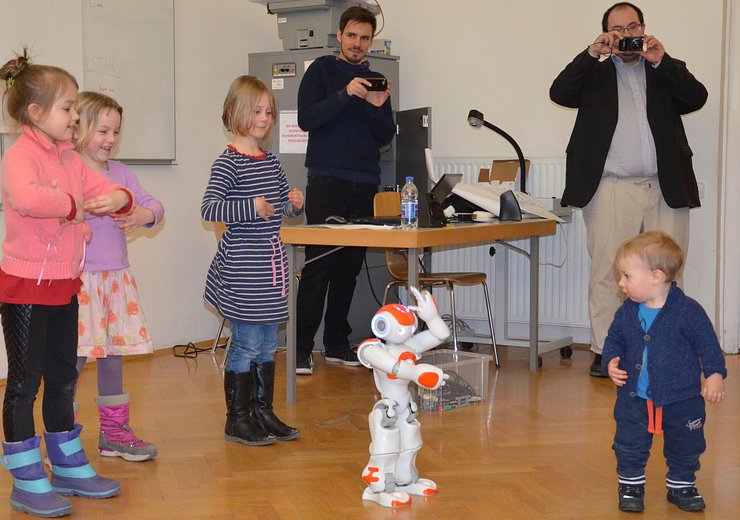 Und die Jüngsten sind interessiert dabei — Picture: TU Wien Informatics