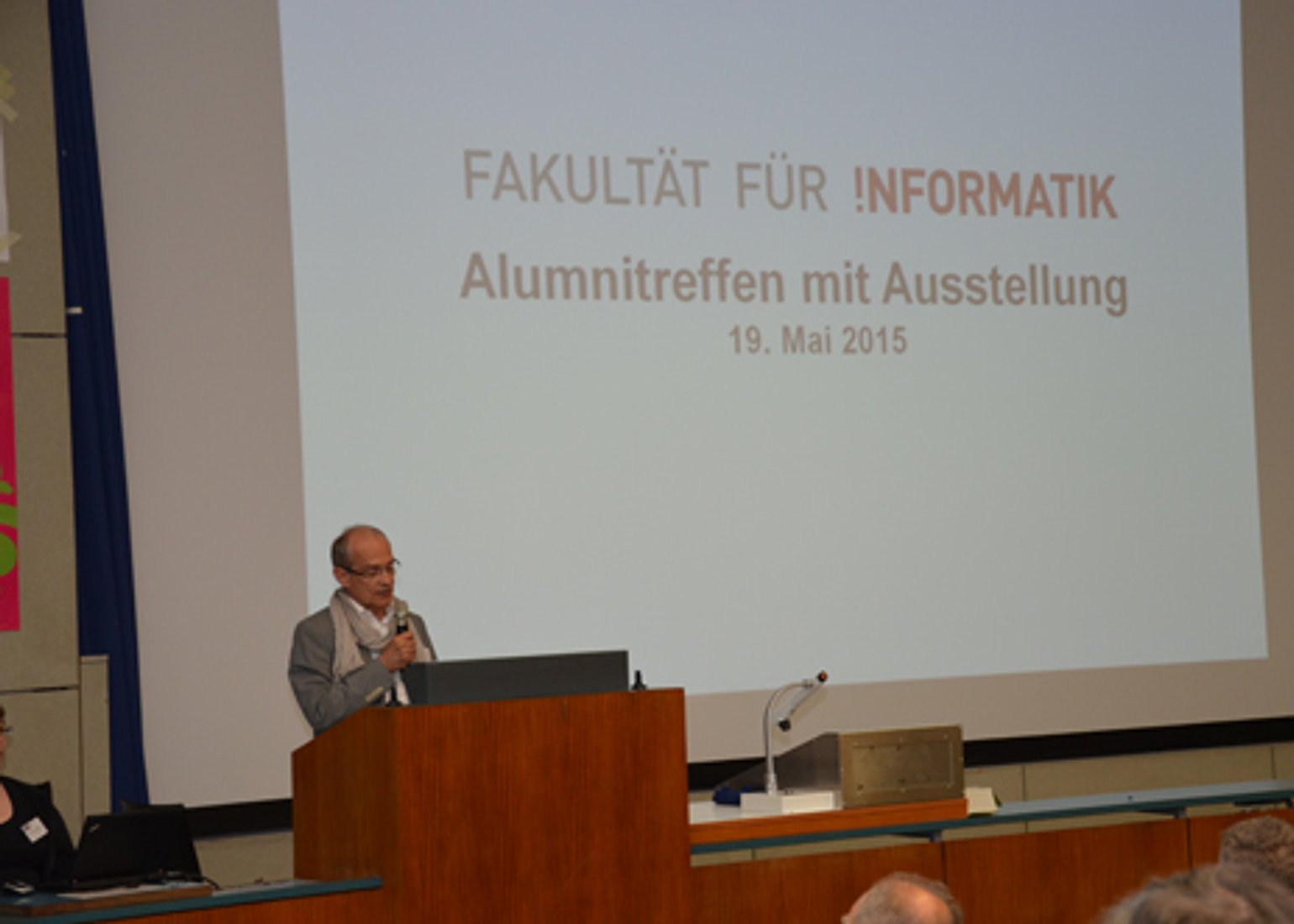 Dekan Steinhardt begrüßt die AbsolventInnen
