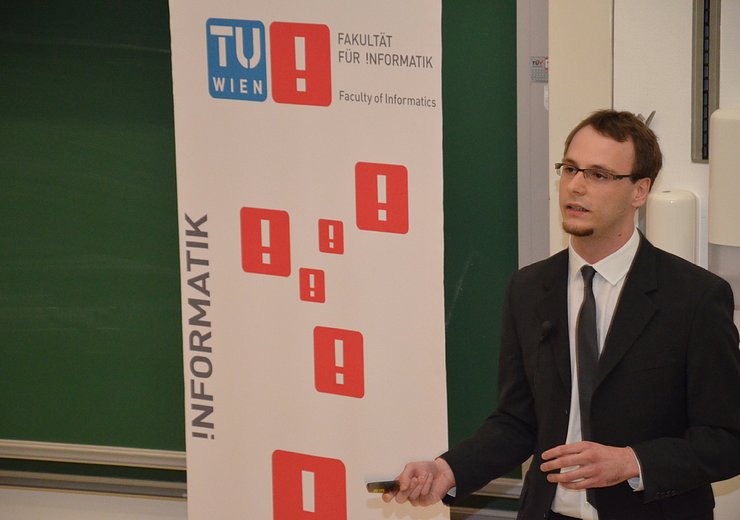Benjamin Kiesl erklärt seine Arbeit "On Transforming Answer-Set Programs Towards Natural-Language Representations" — Picture: TU Wien Informatics