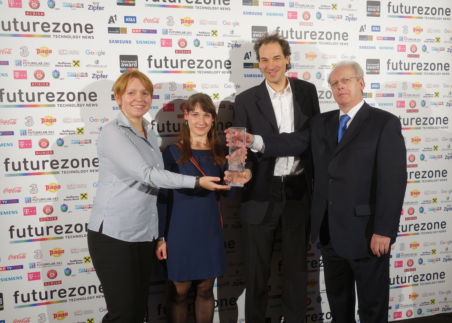 Futurezone Award an Hannes Kaufmann, v.l.n.r.: Khrystyna Vasylevska, Iana Podkosova, Hannes Kaufmann, Christian Breiteneder