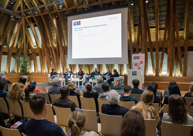 Discussion — Picture: Christian Lendl