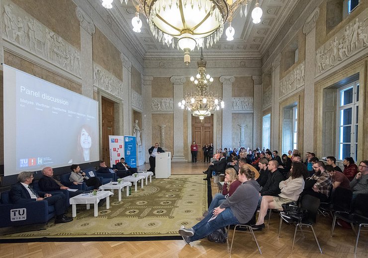 Die Podiumsdiskussion fand im Festsaal der TU Wien statt. — Picture: Jan Gott / TU Wien Informatics