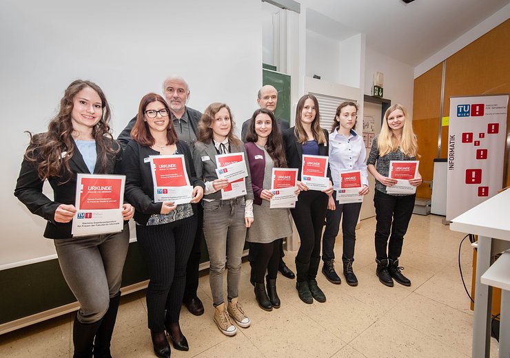 Preisträgerinnen der Siemens Exzellenzstipendien, v.l.n.r.: Marie Valerie Riegler, Sanja Pavlovic, Hannes Werther (Dekan der Fakultät für Informatik), Nataliia Avdosieva, Lena Kathrin Schnedlitz, Prof. Dr. Michael Heiss (Siemens), Samantha Fuchs, Anna Chmurovicova, Verena Dittmer