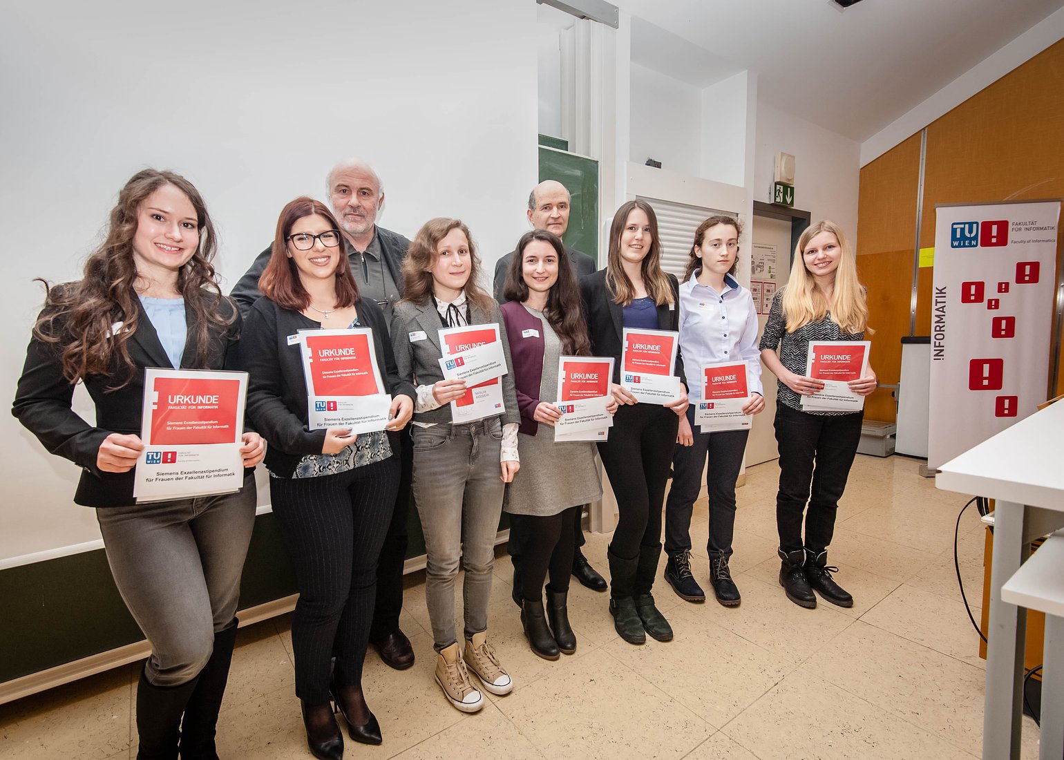 Preisträgerinnen der Siemens Exzellenzstipendien, v.l.n.r.: Marie Valerie Riegler, Sanja Pavlovic, Hannes Werther (Dekan der Fakultät für Informatik), Nataliia Avdosieva, Lena Kathrin Schnedlitz, Prof. Dr. Michael Heiss (Siemens), Samantha Fuchs, Anna Chmurovicova, Verena Dittmer