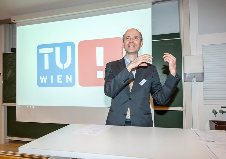 Prof. Dr. Michael Heiss (Siemens) kurz vor der Preisverleihung der Siemens Exzellenz-Stipendien für Frauen