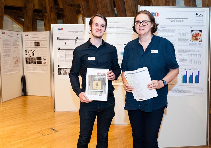 Prof. Dr. Margrit Gelautz, Vorsitzende der EPILOG-Jury, übergibt den Best-Poster-Award an Manuel Heinzl. — Picture: Jan Gott / TU Wien