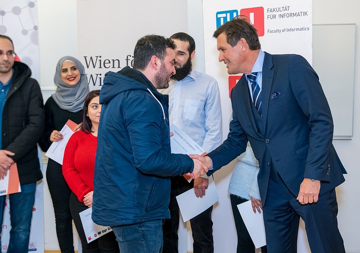 Welcome TU.code graduation 2019, City Councillor Peter Hanke with the graduates of the course