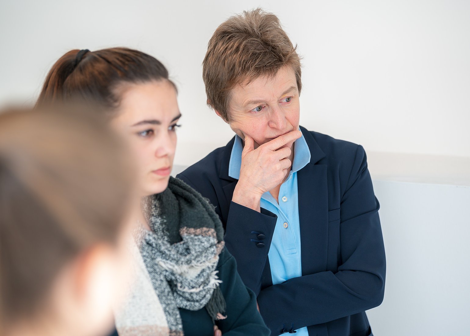 Digital Woman Leader, Gerti Kappel with pupils in the exhibition ”Abenteuer Informatik”