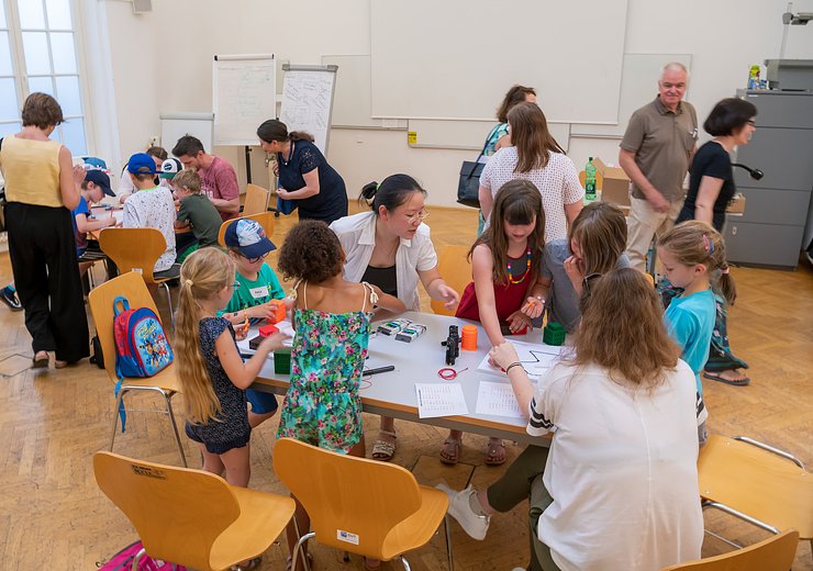 Trained student tutors accompany pupils at Abenteuer Informatik. — Picture: Matthias Heisler / TU Wien