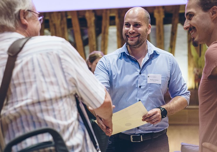 Guests congratulate Markus Schütz. — Picture: Amélie Chapalain / TU Wien Informatics