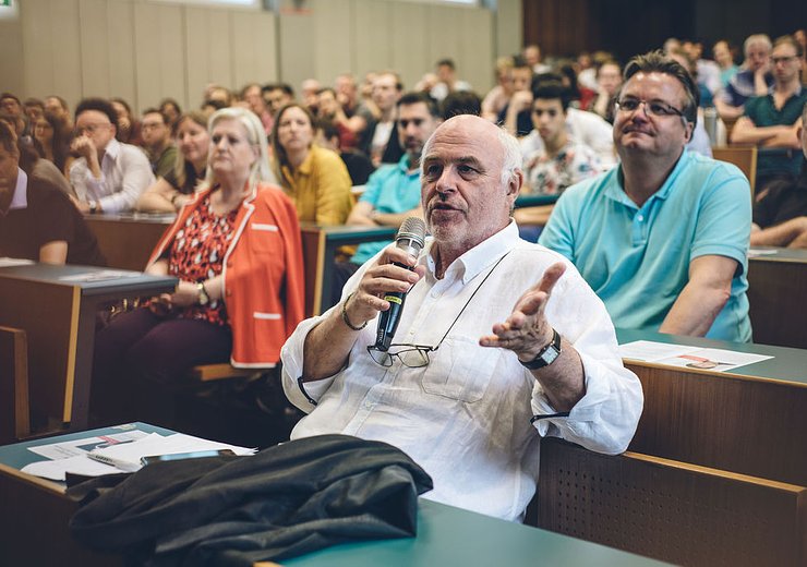 Hannes Werthner in discussion with Oren Etzioni. — Picture: Amélie Chapalain / TU Wien Informatics