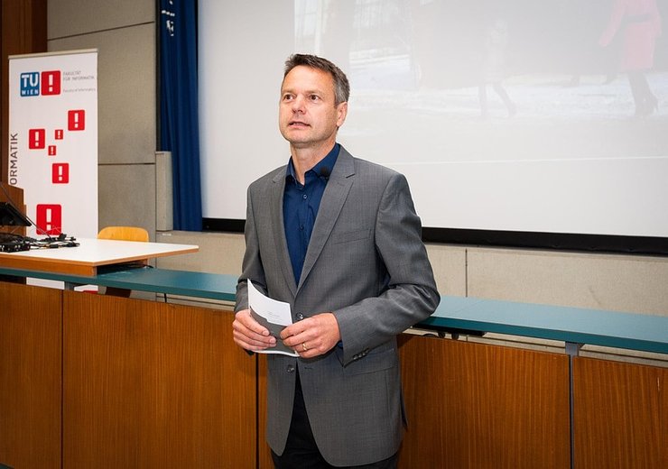 Stefan Szeider from the Research Unit Algorithms and Complexity introduced Manuel Blum. — Picture: Jan Gott / TU Wien Informatics