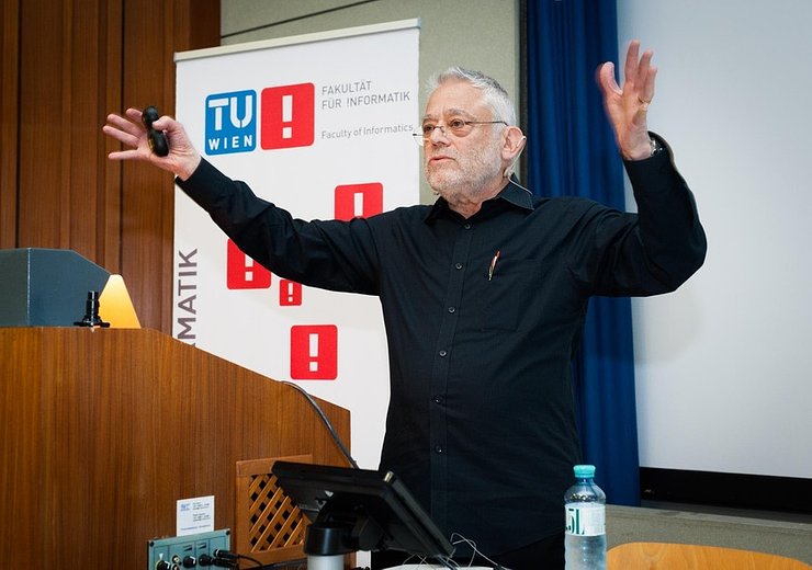 Turing Award Winner Manuel Blum talked about neuroscience as inspiration for computer architecture. — Picture: Jan Gott / TU Wien Informatics