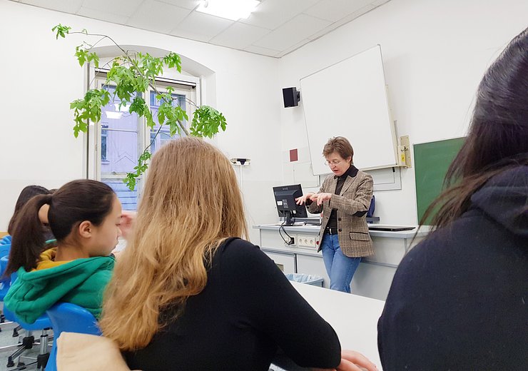 Dean Gerti Kappel shared her experience with technically interested girls. — Picture: ADA - Algorithmen Denken Anders