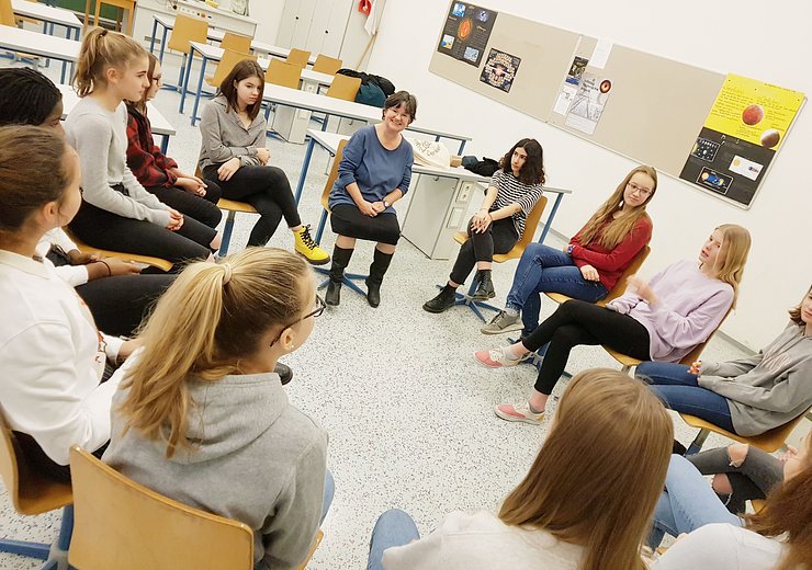 Margit Pohl from TU Wien Informatics interacting with girls in a school.