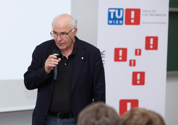 Dean Hannes Werthner welcomes the speaker of the 2016 Vienna Gödel Lecture. — Picture: Nadja Meister / TU Wien Informatics