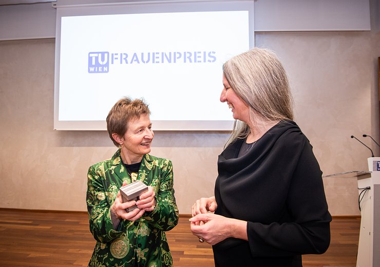 Lifting the winner’s award: Dean Gerti Kappel and Katja Bühler, Area Coordinator Complex Systems and Head of Biomedical Image Informatics Group, VRVis. — Picture: Luiza Puiu, luizapuiu.com