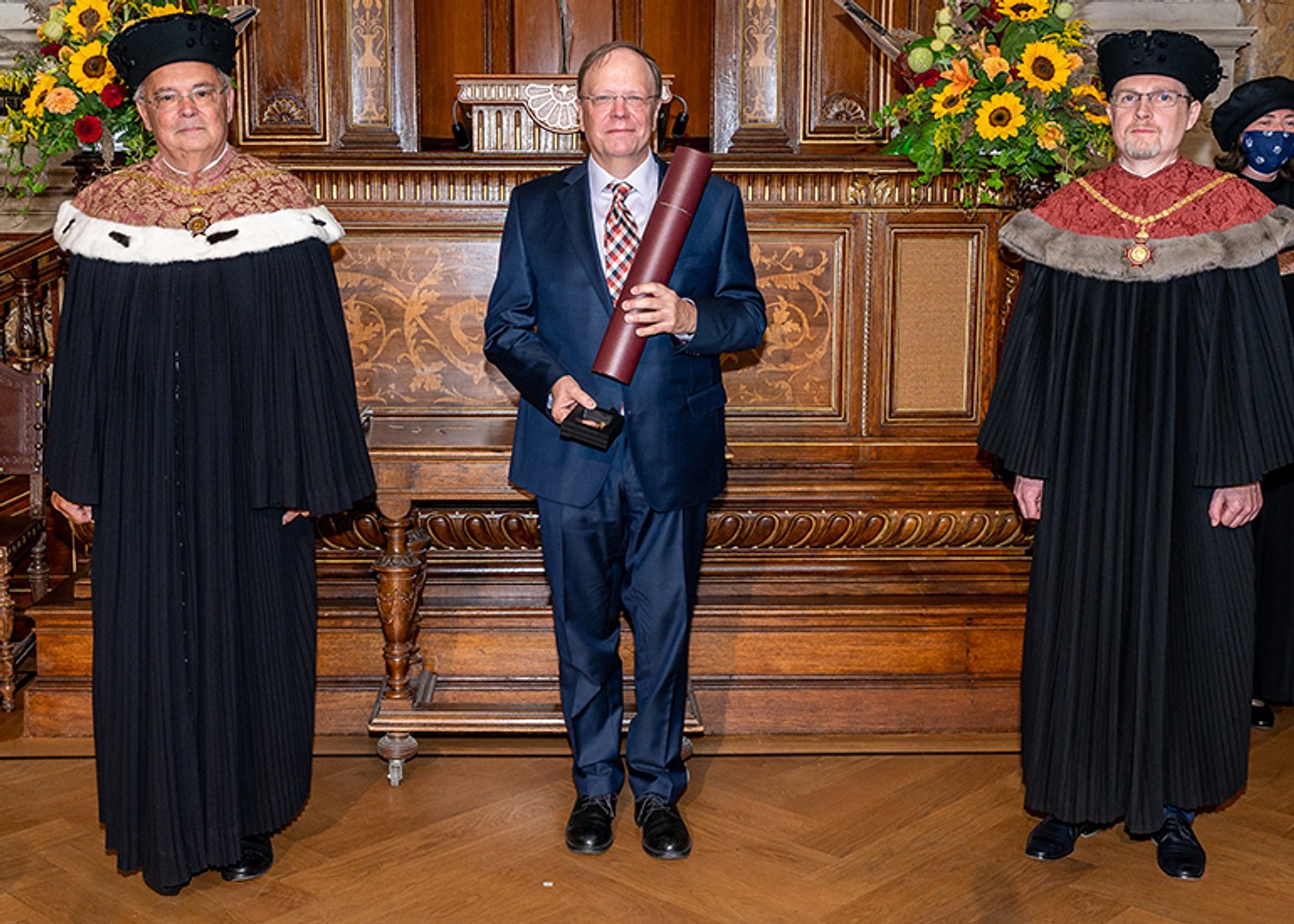 Rector Heinz W. Engl (University of Vienna, left) presented the honorary doctorate to Georg Gottlob.