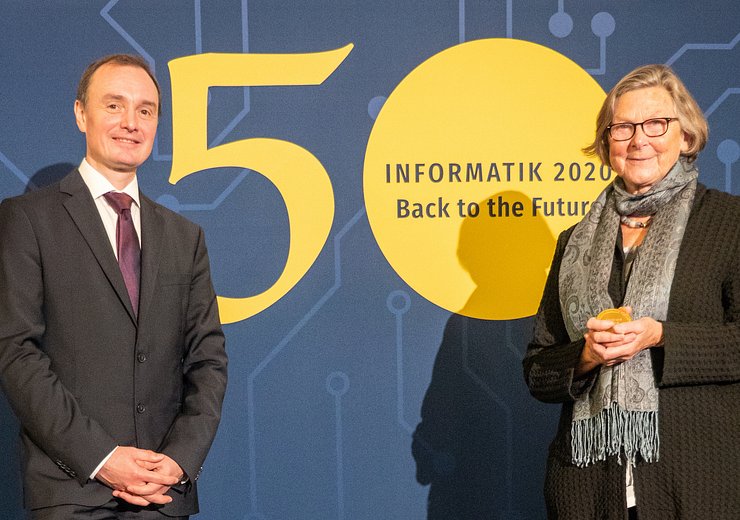 Hannes Federrath (President, Gesellschaft für Informatik) presented the award to Christiane Floyd at the society’s annual conference in Berlin.