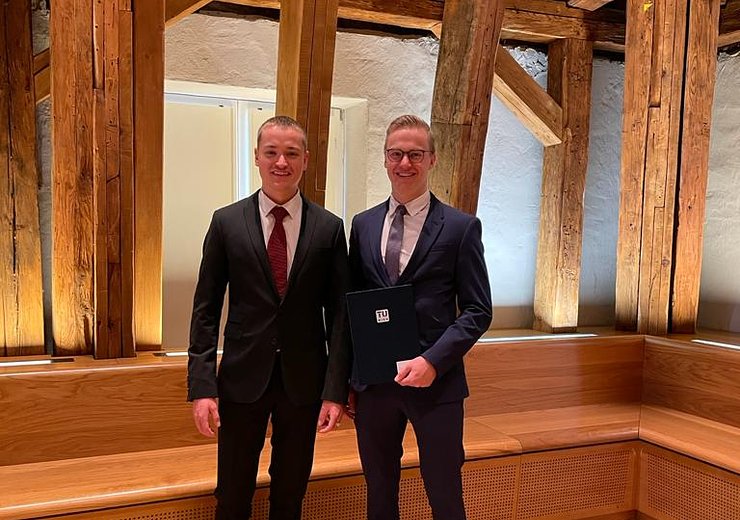 Marcel Moosbrugger (right) won the Diploma Thesis Award of the City of Vienna.