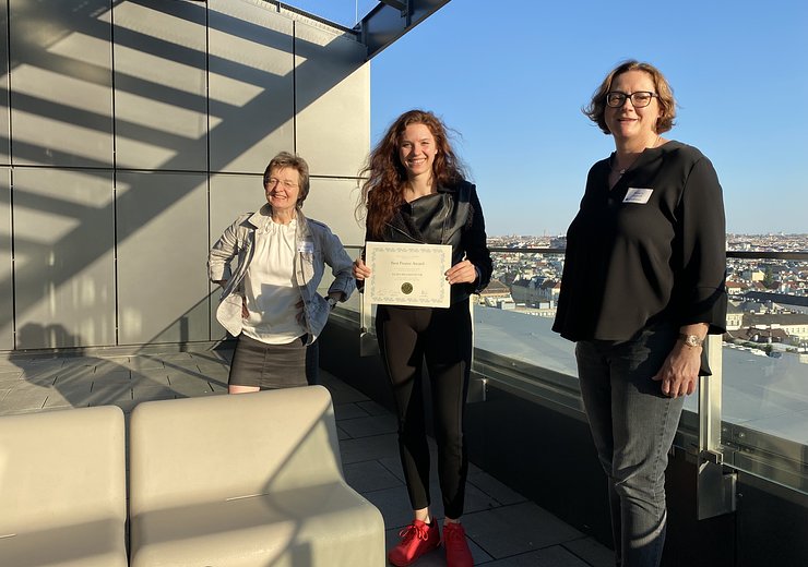 Best Poster Award winner Klara Brandstätter with Dean Gerti Kappel (left) and jury chair Margrit Gelautz (right).