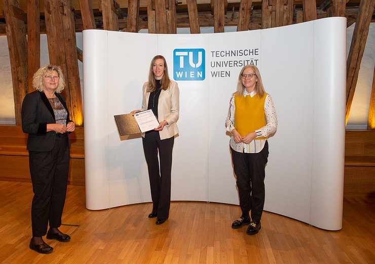 Lara Spendier with Rector Sabine Seidler (l) and Vice-Rector Anna Steiger (r). — Picture: Luiza Puiu, luizapuiu.com