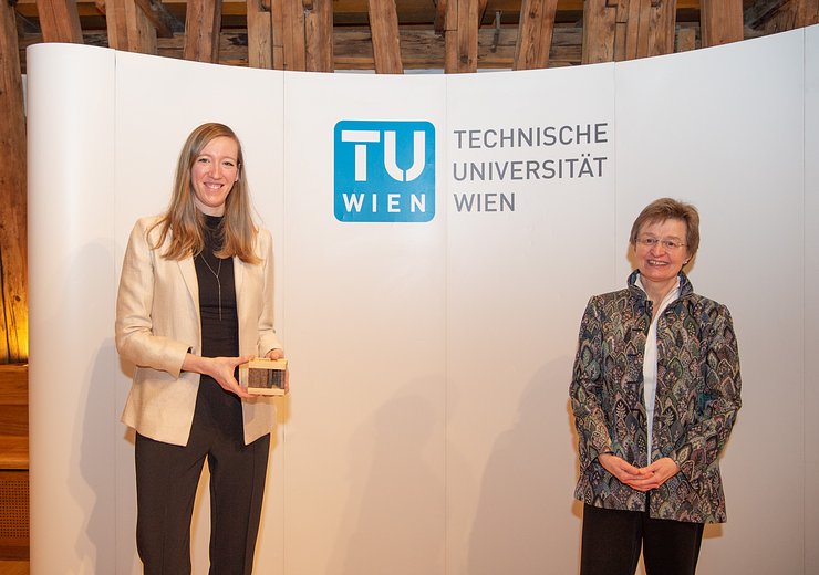 Lara Spendier (l) with Dean of TU Informatics Gerti Kappel (r). — Picture: Luiza Puiu, luizapuiu.com