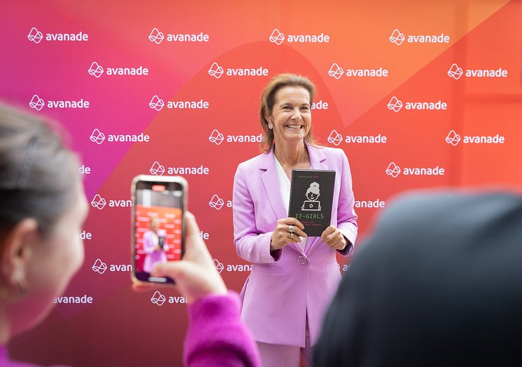 Author Christiane Noll with her book "IT Girls. Wie Frauen die digitale Welt prägen". — Picture: Georg Krewenka / Avanade