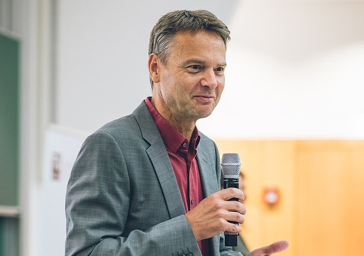 Moderator and Head of VCLA and the Algorithms and Complexity Group at TU Wien Informatics Stefan Szeider. — Picture: Amélie Chapalain / TU Wien Informatics