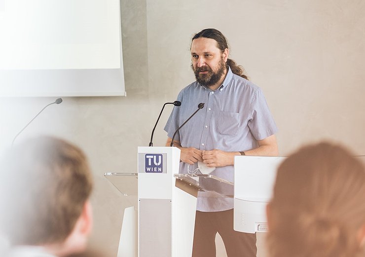Moderator Stefan Woltran is an old stager when it comes to entertaining the crowd. — Picture: Amélie Chapalain / TU Wien Informatics