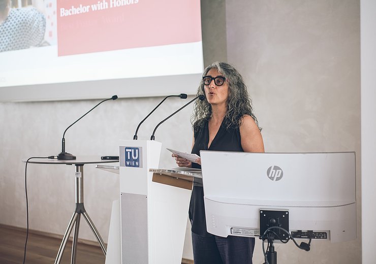 Dean of Academic Affairs Hilda Tellioglu introducing the "Bachelor with Honors" program. — Picture: Amélie Chapalain / TU Wien Informatics