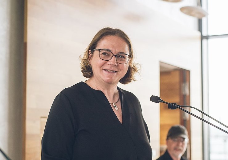 Head of the DYA Jury Margrit Gelautz announcing the DYA winner Caroline Magg. — Picture: Amélie Chapalain / TU Wien Informatics
