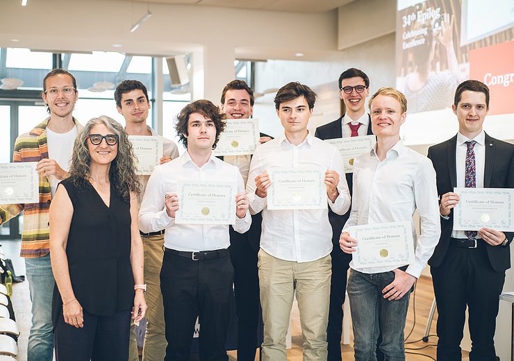 This semester's Bachelor with Honors graduates with Dean of Academic Affairs Hilda Tellioglu. — Picture: Amélie Chapalain / TU Wien Informatics