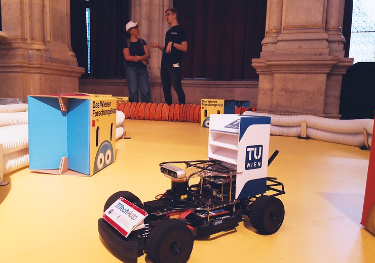 The course was tricky, and the cars fast – but numerous visitors were up for the challenge! — Picture: Andreas Brandstätter / TU Wien Informatics