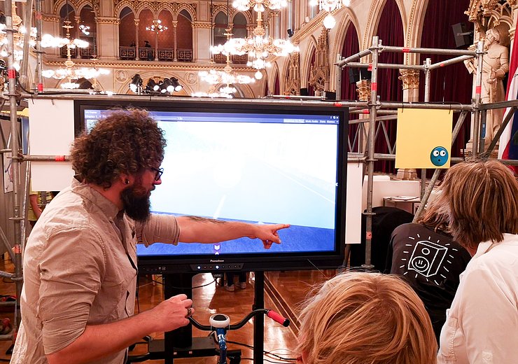 Phillipp Wintersberger teaching a new way of cycling. — Picture: Walter Palmetshofer / TU Wien Informatics