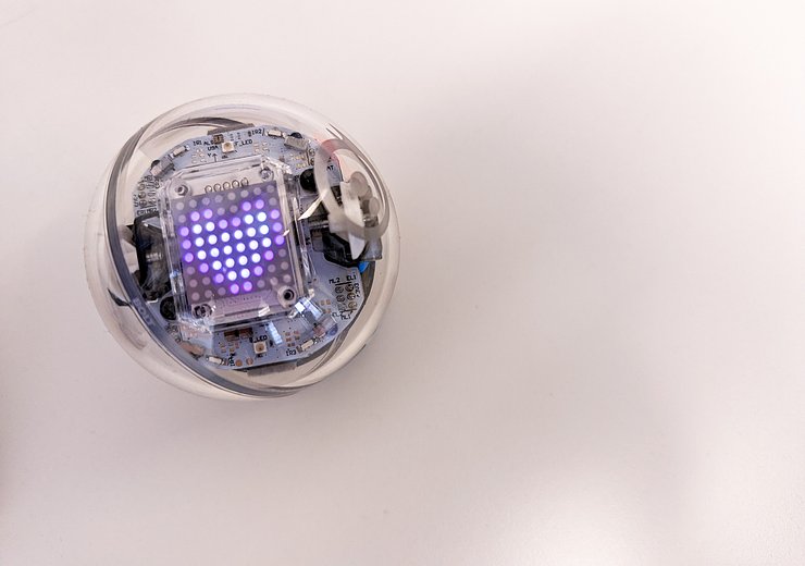 A powerful tool to teach basic concepts of programming – Sphero Bolts. And it loves you back. — Picture: Theresa Aichinger-Fankhauser / TU Wien Informatics
