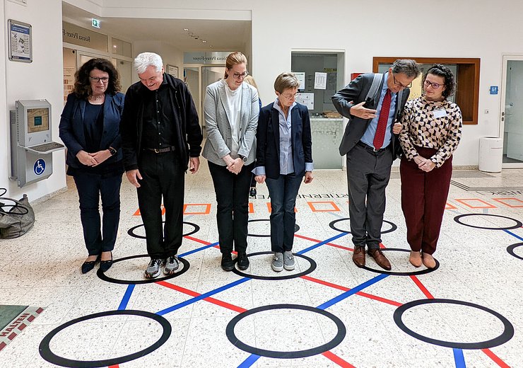 A real-life algorithm in the making – our visitors conquering the sorting network. With Doris Wagner, Gerald Futschek, Martina Landman, Gerti Kappel, Wilfried Eichlseder and Anna Franzkowiak (fltr). — Picture: Theresa Aichinger-Fankhauser / TU Wien Informatics