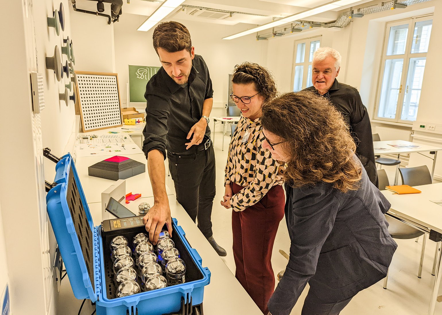 Preparing for action – Lukas Lehner and Gerald Futschek explain the Sphero Bolt coding robots to guests Anna Franzkowiak and Doris Wagner.