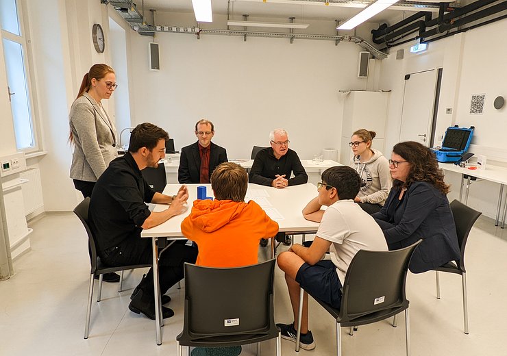 A real-life workshop needs no further explanation. Our guests and students discover number systems together. — Picture: Theresa Aichinger-Fankhauser / TU Wien Informatics