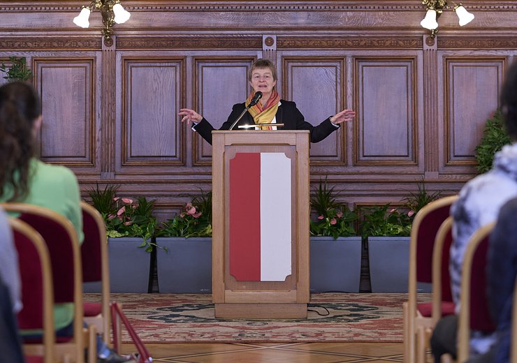 Dean of TU Wien Gerti Kappel motivates young people for a career in IT. — Picture: PID/Markus Wache