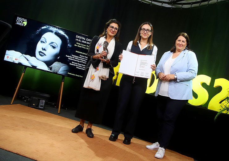 Science City Councilor Veronica Kaup-Hasler, Shqiponja Ahmetaj, and Vice Mayor and Women's City Councilor Kathrin Gaál (fltr). — Picture: PID/VOTAVA