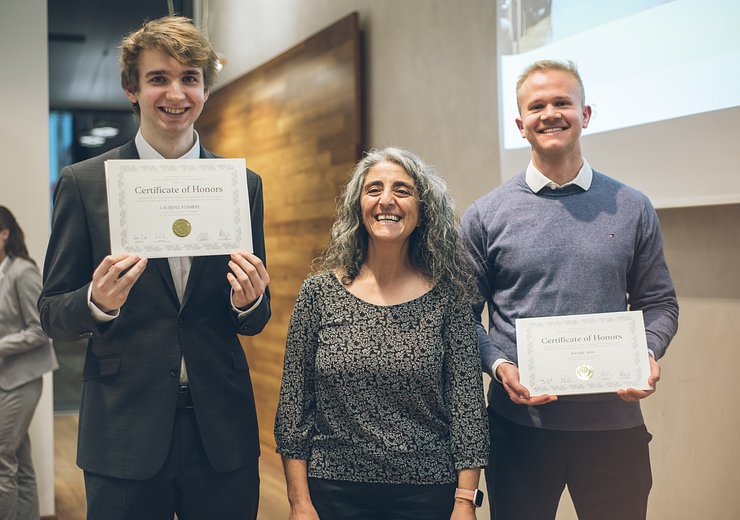 Bachelor with Honors graduates Laurenz Stampfl and Daniel May with Hilda Tellioglu. — Picture: Amélie Chapalain / TU Wien Informatics
