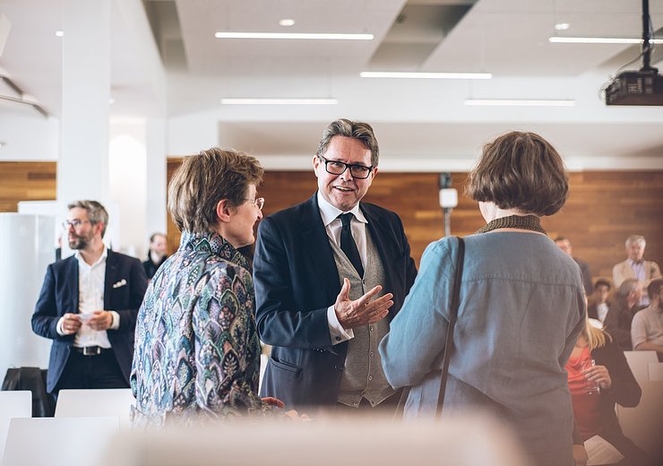 Federal Minister Martin Polaschek with Gerti Kappel and Christiane Floyd. — Picture: Amélie Chapalain / TU Wien Informatics